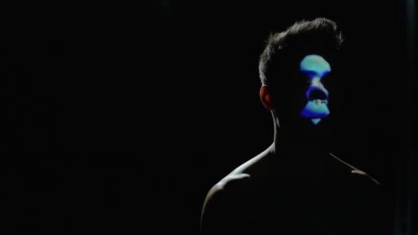 Візерунки Світла Спроектовані Обличчя Людини Щоб Надати Нові Жахливі Риси — стокове відео