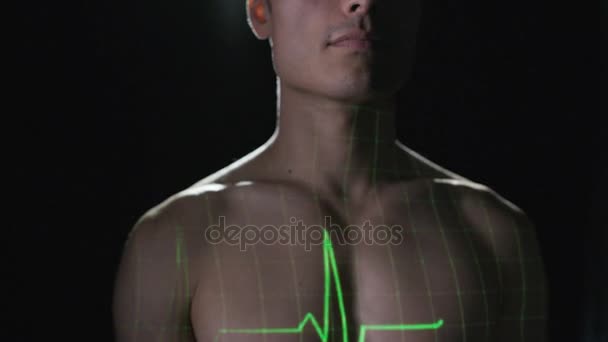 Φωτίζεται Καρδιακού Σφυγμού Προβάλλονται Επάνω Στο Στήθος Του Γυμνό Μοντέλο — Αρχείο Βίντεο