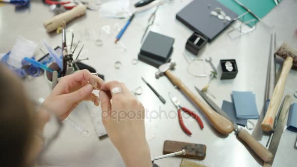 Overhead View Looking Jewelry Designer Workbench Tools Materials Jewelry Items — Stock Video