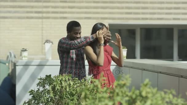 Lyckliga Paret Inflyttning Till Lägenhet Ung Man Överraskande Sin Partner — Stockvideo