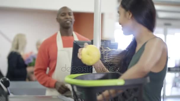 식료품 노동자 스캐닝 아웃에서 고객의 쇼핑을 — 비디오