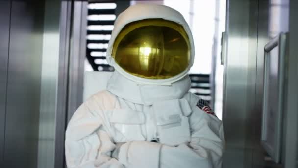 Astronaut Neemt Lift Moderne Kantoorgebouw — Stockvideo