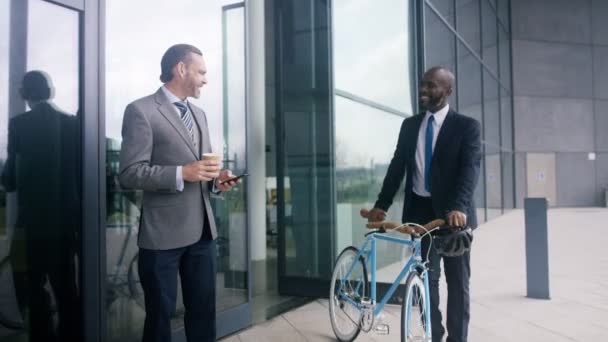 Afrikanska Affärsman Med Cykel Lämnar Kontorsbyggnad Och Talar Mobiltelefon — Stockvideo