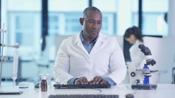 Scientifique Masculin Manteau Blanc Utilisant Écran Tactile Interactif Dans Laboratoire — Video