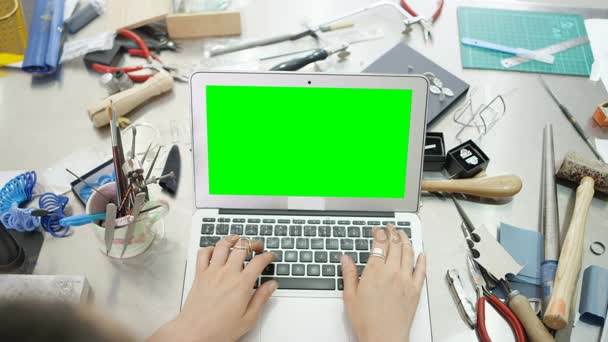 Projektant Biżuterii Workbench Działa Komputerze Zielonego Ekranu Zamknąć Ręce Nie — Wideo stockowe