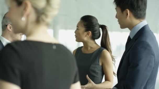 Aantrekkelijke Gemengde Etniciteit Business Team Praten Grote Moderne Kantoor — Stockvideo