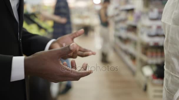 Närbild Händerna Livsmedels Affär Ägare Och Säljare Skakar Hand Affär — Stockvideo