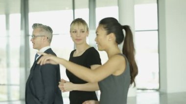 4 k neşeli iş Grup sohbet olarak onlar meşgul modern ofis aracılığıyla yürüyüş 