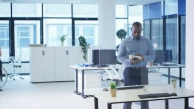 4 k iş adamları modern şirket ofisi interaktif kullanarak dokunmatik ekran