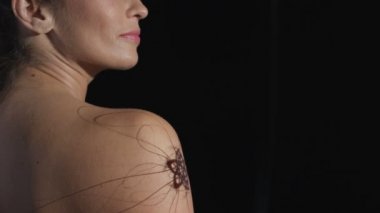 4 k grafik animasyon öngörülen üzerine kadın modeli enjeksiyon verilen kol mans