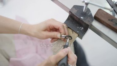 çalışma bir yüzüğü parlatma studio 4 k takı üreticisi.