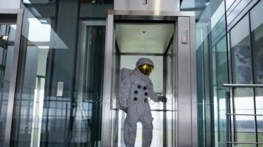 4k modern ofis binada asansör alarak astronot