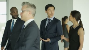 4 k neşeli iş Grup sohbet olarak onlar meşgul modern ofis aracılığıyla yürüyüş 