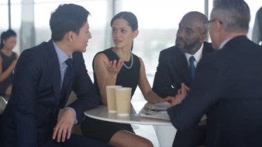 4 k kurumsal iş takım büyük açık plan ofisinde gayrı resmi toplantıda