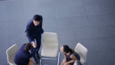 4k ek yükü iş grup toplantısı büyük modern ofis binası içinde görüntüleyin.