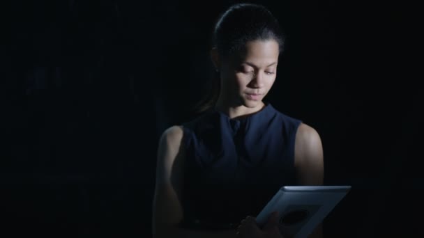 Mujer Usando Tableta Computadora Pantalla Táctil Interactiva Sobre Fondo Negro — Vídeos de Stock