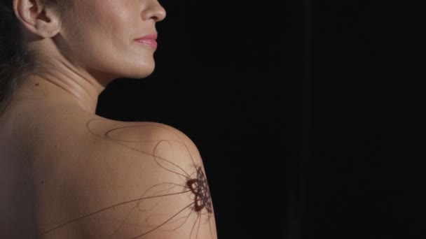 Grafische Animatie Geprojecteerd Arm Van Vrouwelijke Model Gegeven Injectie Mans — Stockvideo