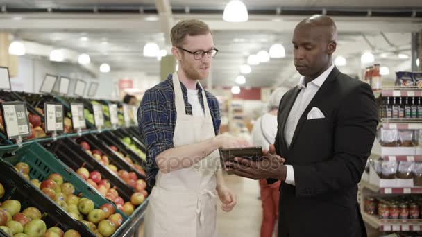 Salesman Beszél Szupermarket Vásárló Gazdaság Tabletta Tárgyalási Foglalkozik — Stock videók