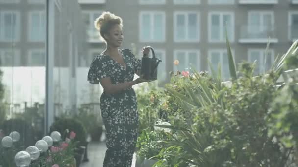 Kobieta Podlewania Roślin Patrząc Widok Mieście Ogród Dachu — Wideo stockowe