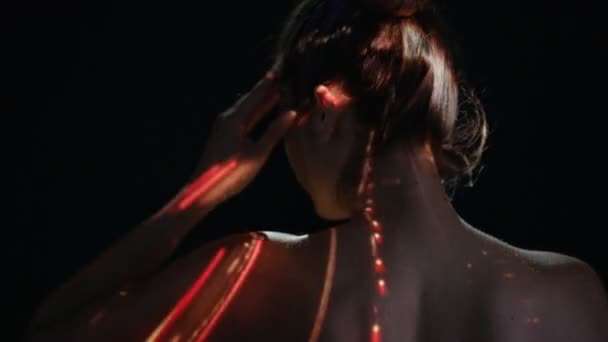 の女性に投影される光の戻って脳の活動や痛みを示す — ストック動画