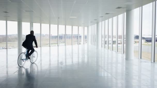 パノラマ ビューの大きな空のプロパティで 幸せ実業家乗馬自転車 — ストック動画