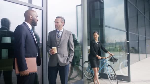 Geschäftsfrau Mit Fahrrad Verlässt Bürogebäude Und Spricht Mit Mitarbeitern — Stockvideo