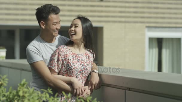 Glückliches Romantisches Paar Neuer Wohnung Mit Blick Auf Die Aussicht — Stockvideo