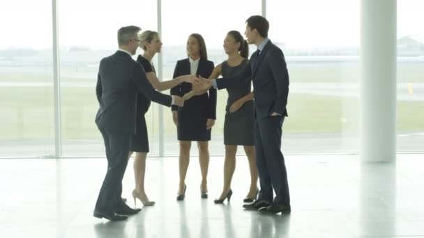 商务团队在大型现代化办公大楼中的相遇与握手 — 图库视频影像
