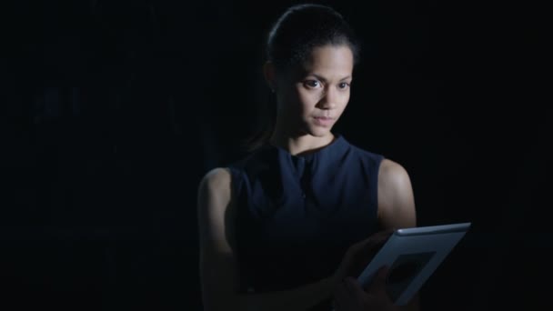 Mujer Usando Tableta Computadora Pantalla Táctil Interactiva Sobre Fondo Negro — Vídeos de Stock