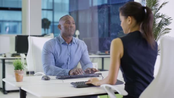 Les Gens Affaires Dans Bureau Entreprise Moderne Utilisant Écran Tactile — Video