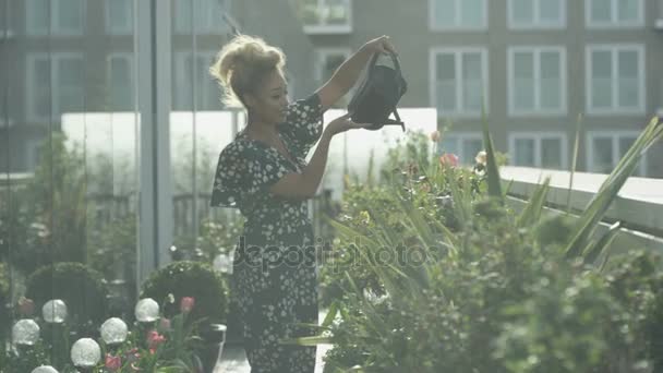 Retrato Mulher Sorridente Regando Plantas Jardim Telhado Cidade — Vídeo de Stock