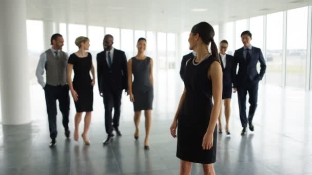 Retrato Feliz Equipo Negocios Multirracial Gran Oficina Planta Abierta — Vídeos de Stock