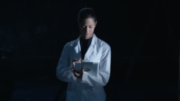 Chercheur Scientifique Travaillant Avec Tablette Ordinateur Écran Tactile Interactif — Video