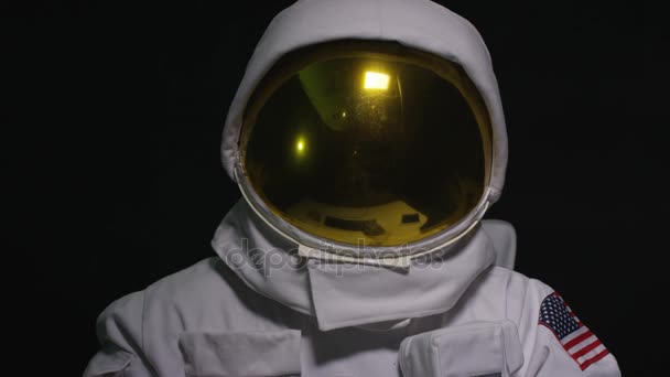 Astronaute 4K utilisant écran tactile interactif sur fond noir 