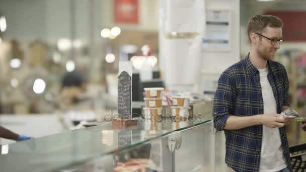 Zadowolony Pracownik Supermarket Deli Licznik Obsługujących Klientów Uśmiechem — Wideo stockowe