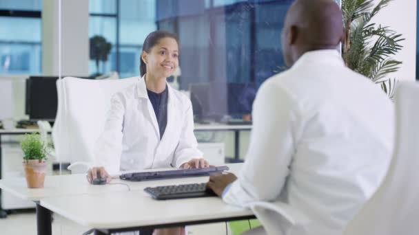 Científicos Batas Blancas Usando Pantalla Táctil Interactiva Laboratorio — Vídeos de Stock