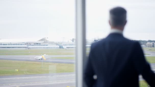 Empresário Esperando Olhando Pela Janela Prédio Aeroporto — Vídeo de Stock