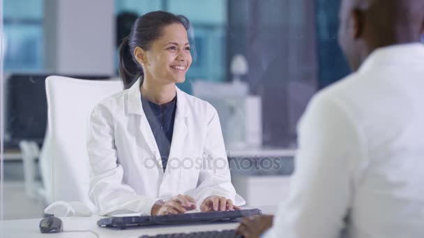 Científicos Batas Blancas Usando Pantalla Táctil Interactiva Laboratorio — Vídeos de Stock