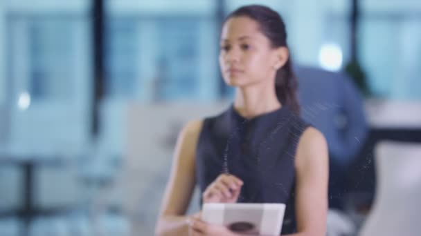 Femme Affaires Dans Bureau Moderne Utilisant Une Tablette Écran Interactif — Video