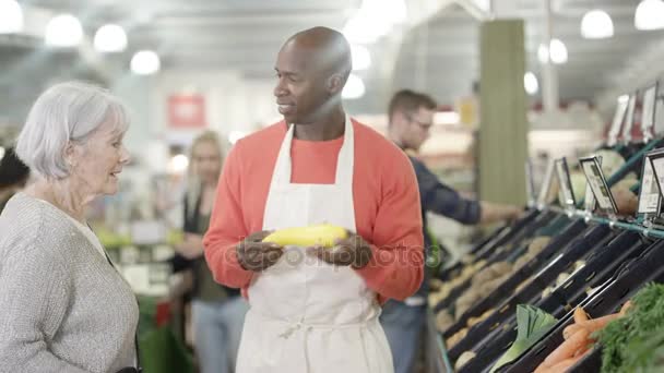 Friendly Worker Supermarket Assisting Senior Lady Buying Groceries — Stock Video