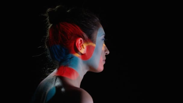 Renkli Desenler Yüz Vücut Çekici Modeli Yansıtılan Işık — Stok video