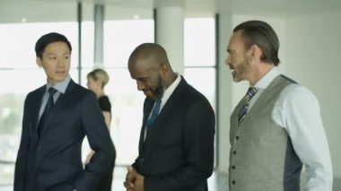 4 k neşeli iş Grup sohbet olarak onlar meşgul modern ofis aracılığıyla yürüyüş 