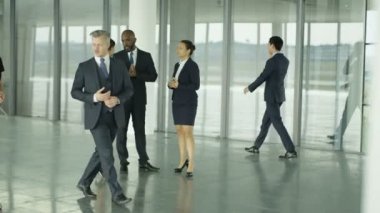 4 k iş adamları meşgul modern ofiste sohbet