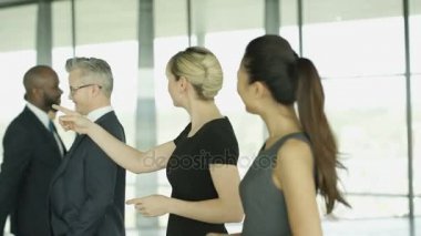 4 k neşeli iş Grup sohbet olarak onlar meşgul modern ofis aracılığıyla yürüyüş 