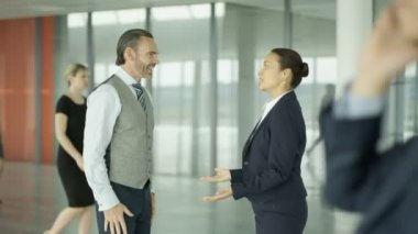 4 k iş adamları meşgul modern ofis toplantı