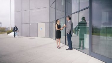 4k ofis çalışmak için gelen ve arkadaşları tebrik bisiklet üzerinde işadamı