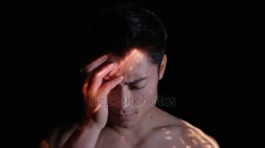 4k ışık beyin aktivitesi veya migren gösteren adamın yüzünü öngörülen