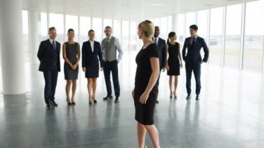 4 k portre mutlu çok ırklı iş takım büyük açık plan Office