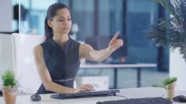 4k işkadını modern kurumsal ofis etkileşimli dokunmatik ekranın kullanılması