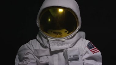 4k masada oturan astronot bilgisayar ile etkileşimli dokunmatik ekranın kullanılması